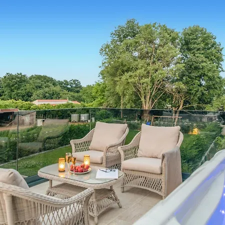 Gorgeous Home In Krnica בית נופש *