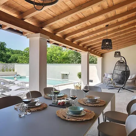 Gorgeous Home In Krnica בית נופש
